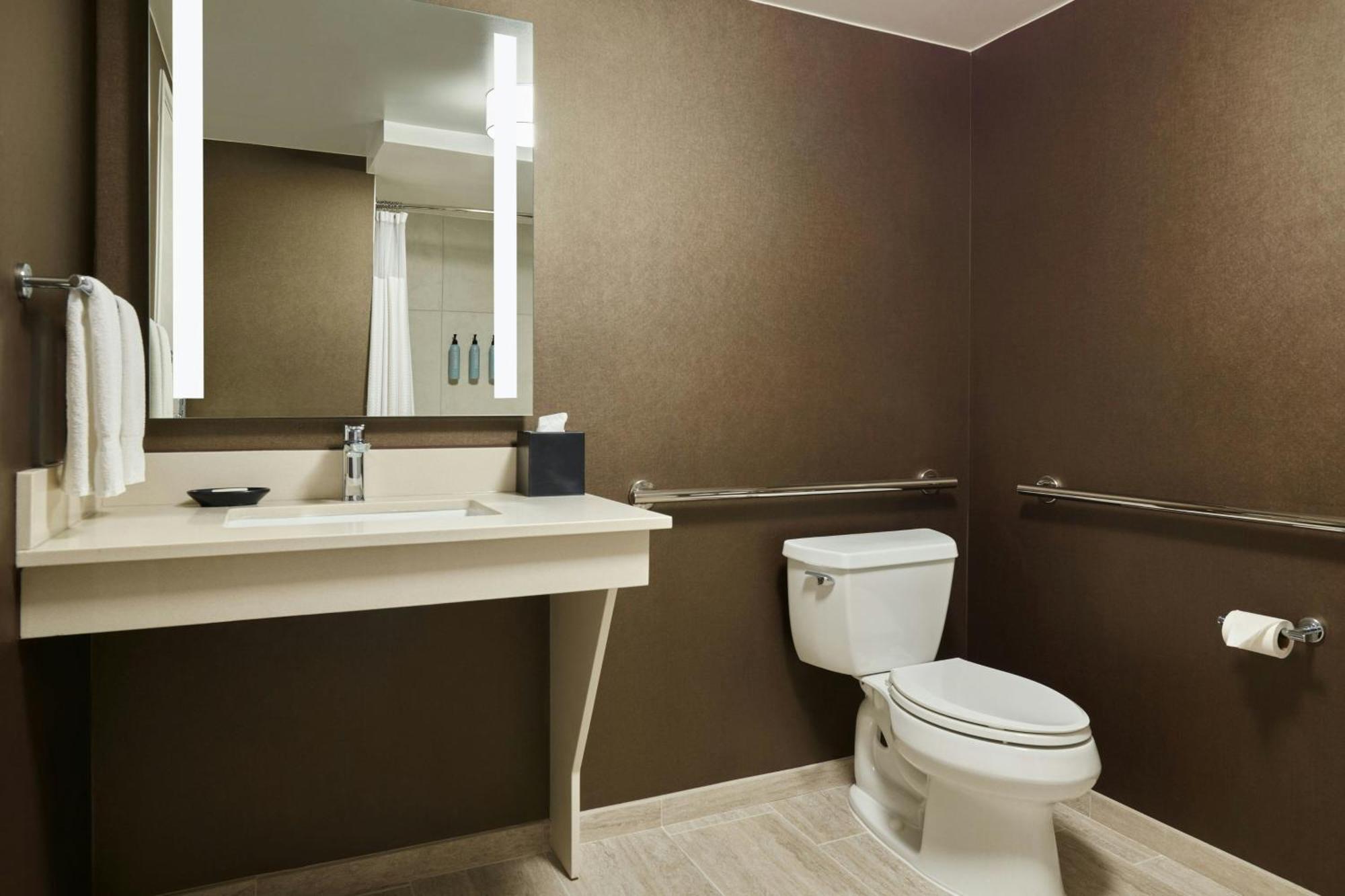 King Room Hearing Accessible,1643153533:JPEG